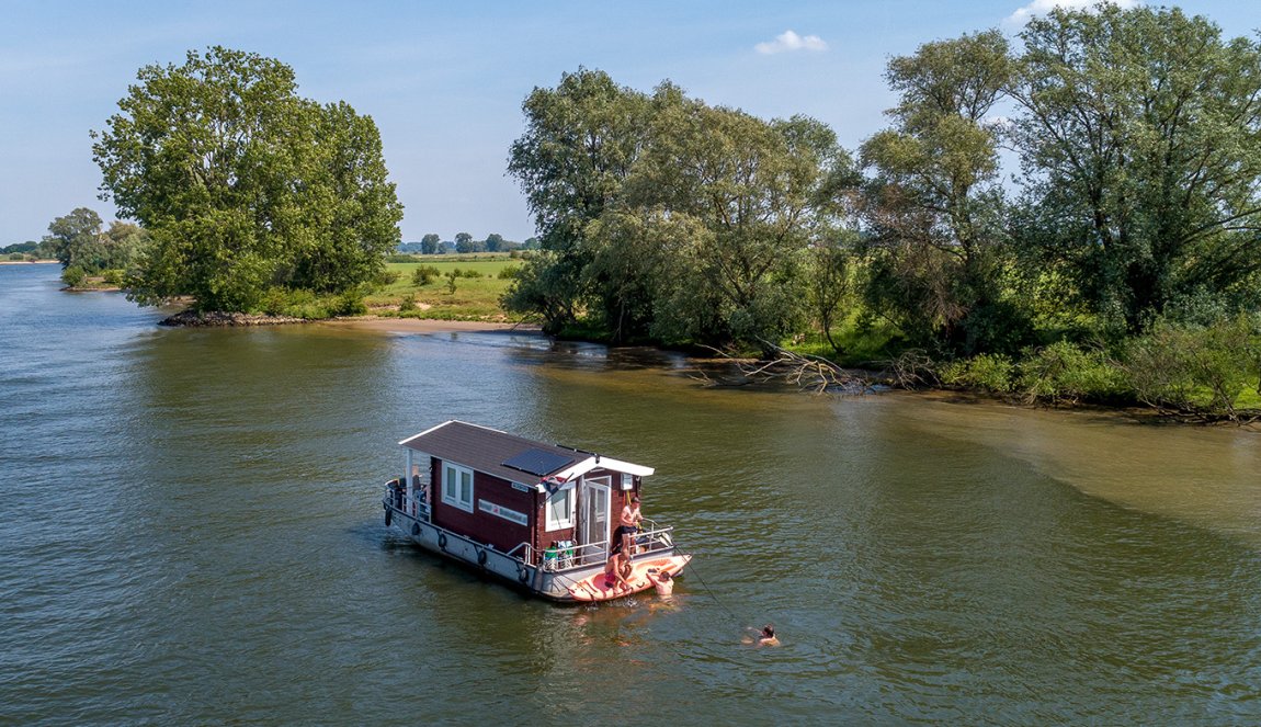 Sail independently with your log cabin boat to the most remote spots in the middle of nature