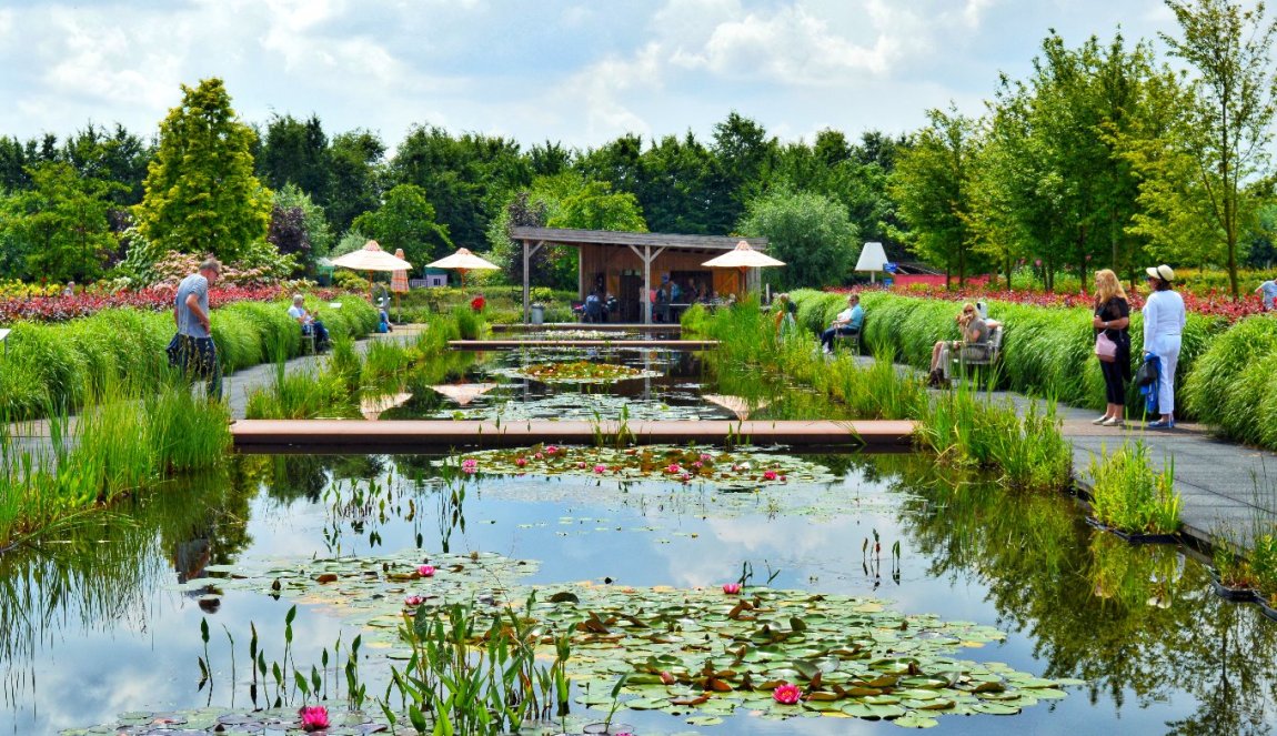 Gardens of Appeltern, lake and people walking