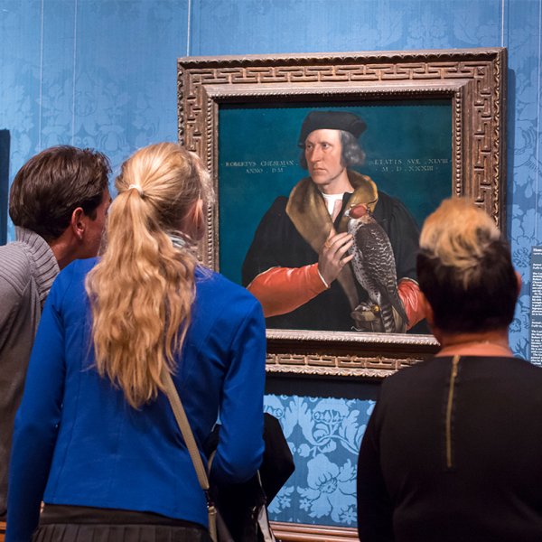 People looking at paintings in Mauritshuis Den Haag