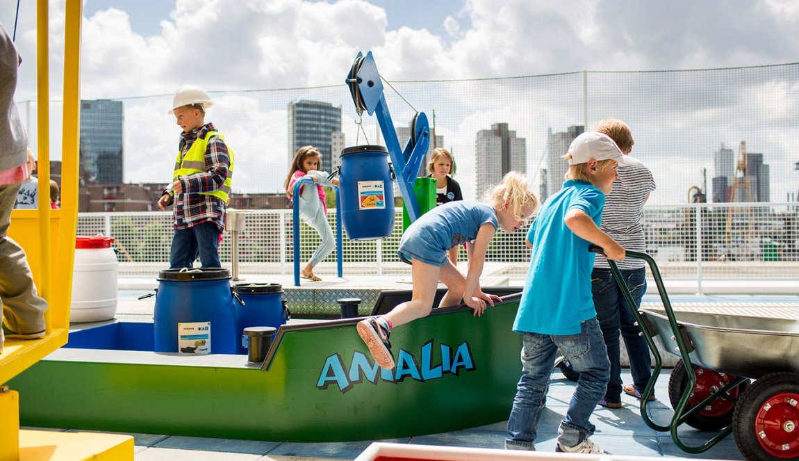 Children playing on a roof at Maritiem Museum Rotterdam