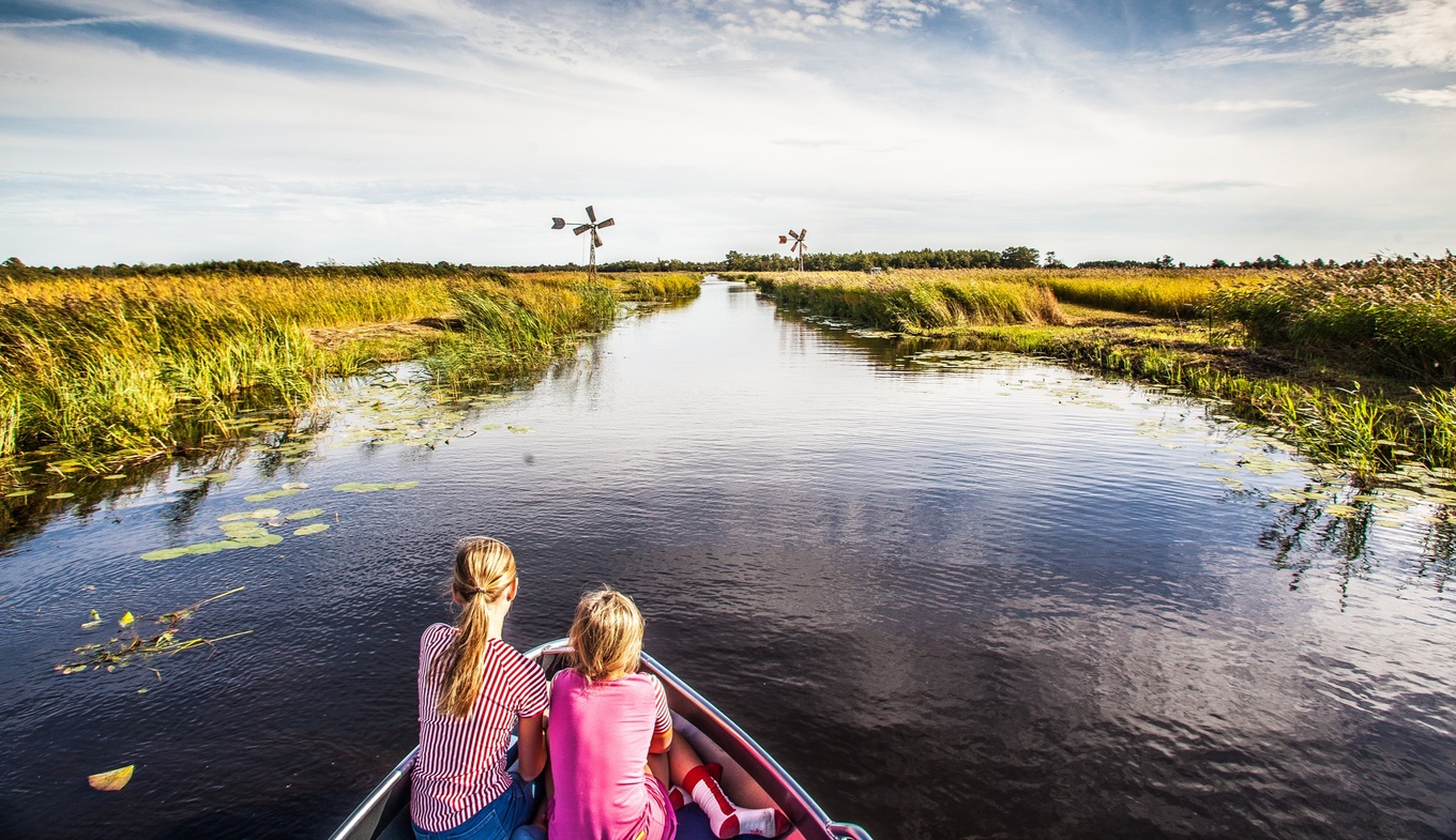 Kids on a boat in the Weerribben-Wieden