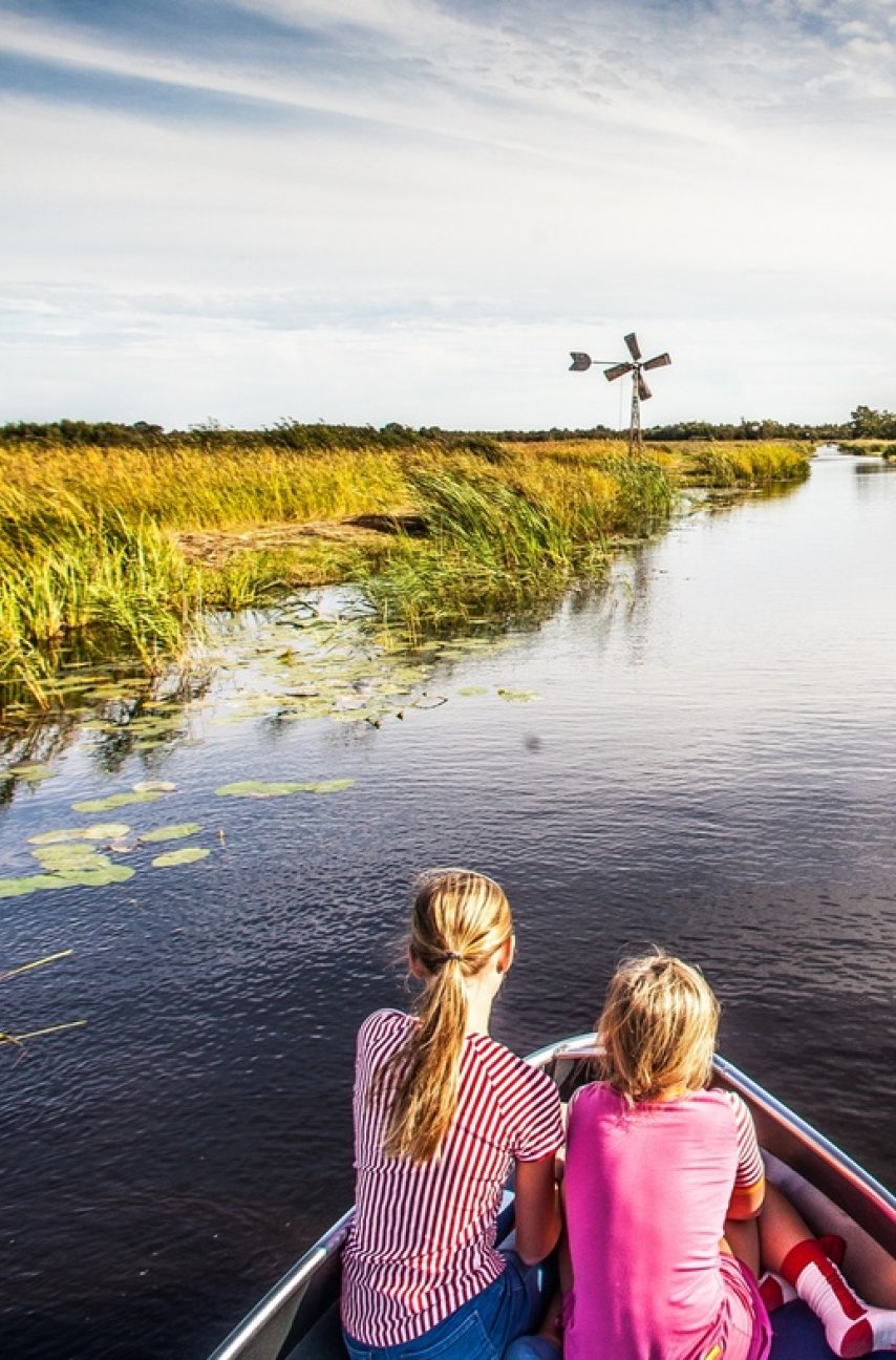 Kids on a boat in the Weerribben-Wieden