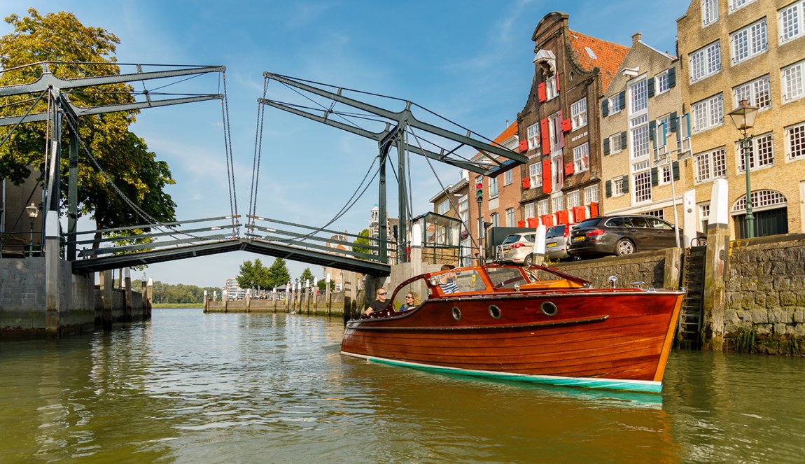 Dordrecht Wolvershaven canal with boat from Barone