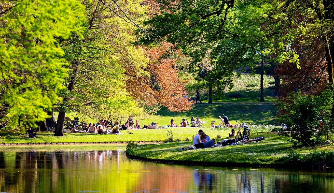 People sitting in citypark Rotterdam