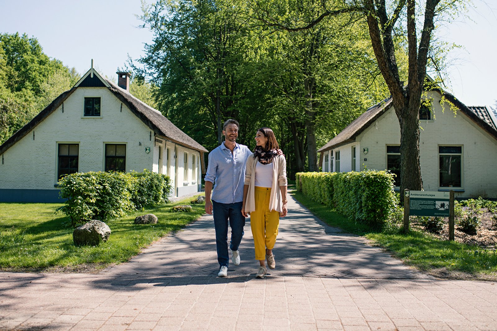 Couple walking arm in arm Kolonien van Weldadigheid