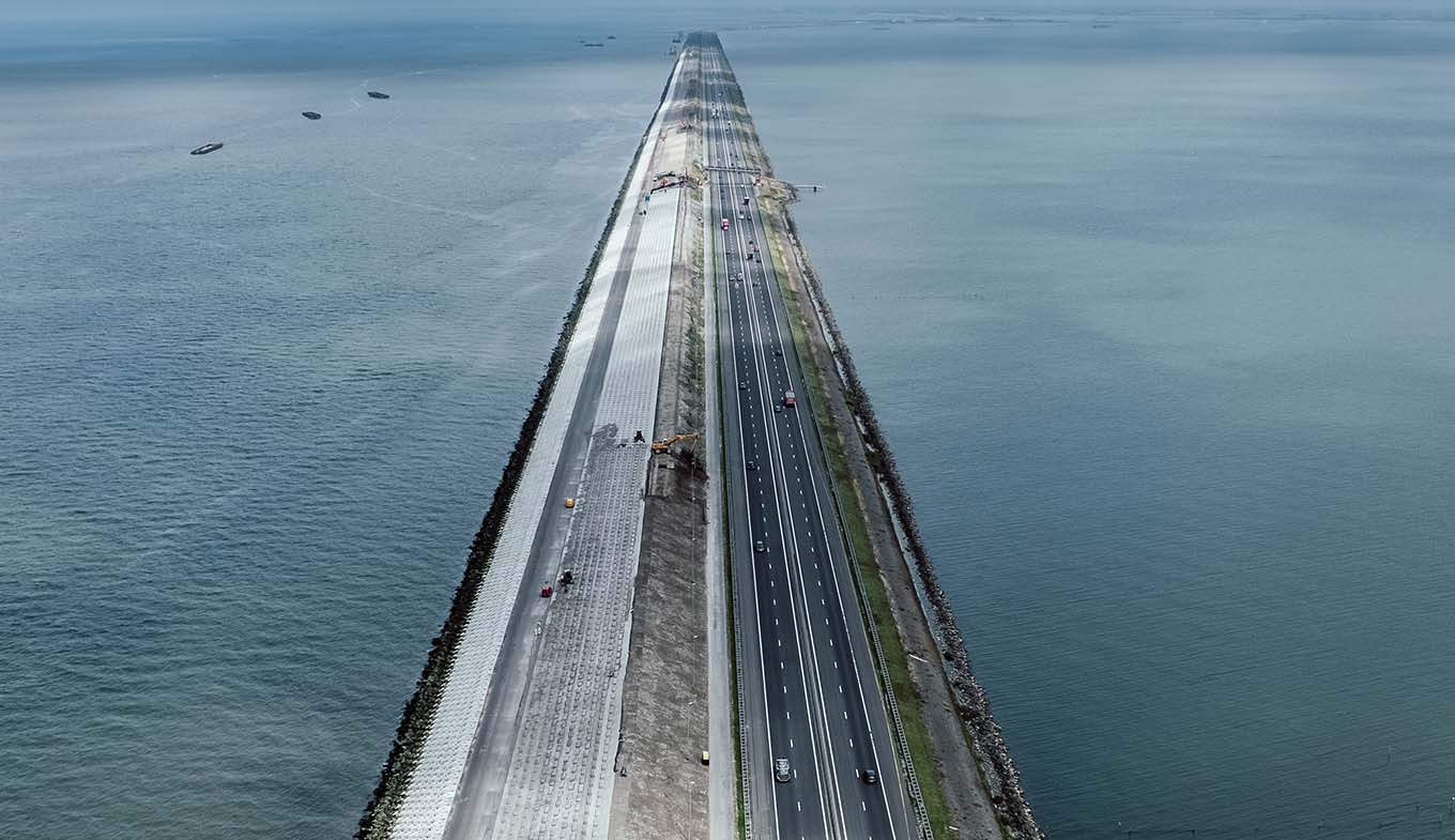 The Afsluitdijk is a link between North Holland and Friesland but also an important flood barrier.