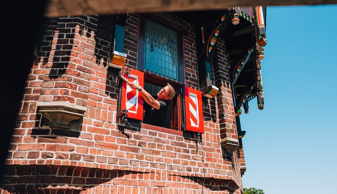 Paul Hoogstraten cleans red white shutter