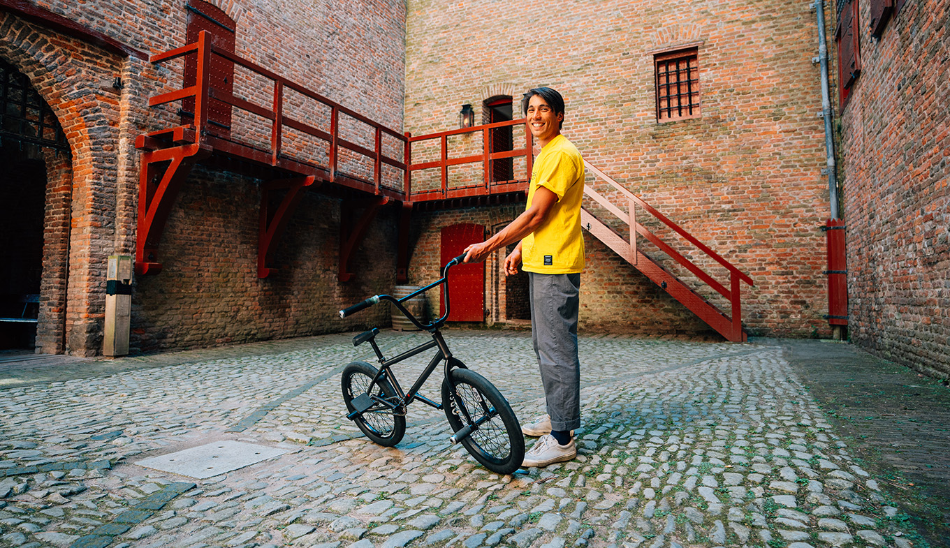 Sietse van Berkel with bicycle in courtyard