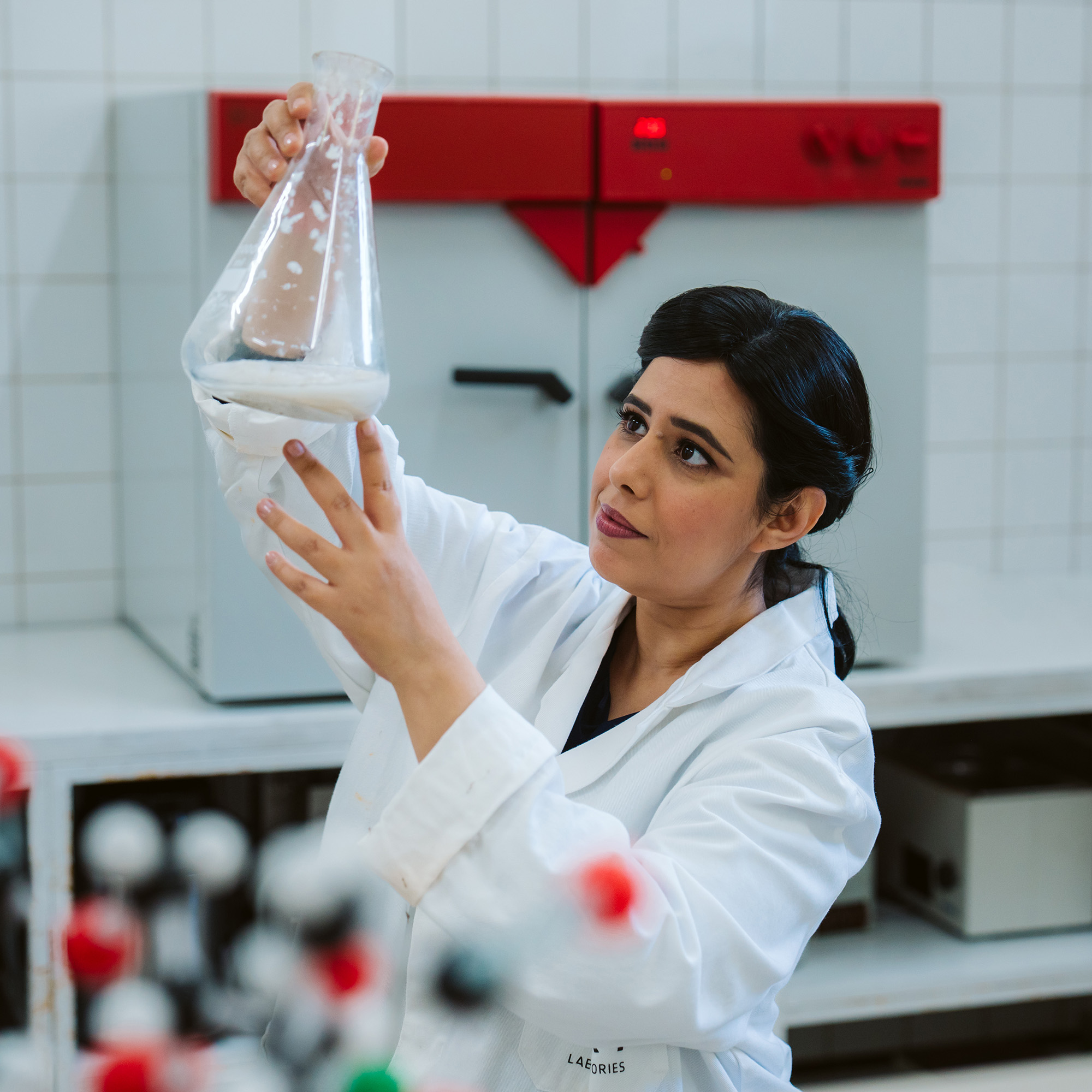 Portraitphoto Jalila Essaidi working in the lab