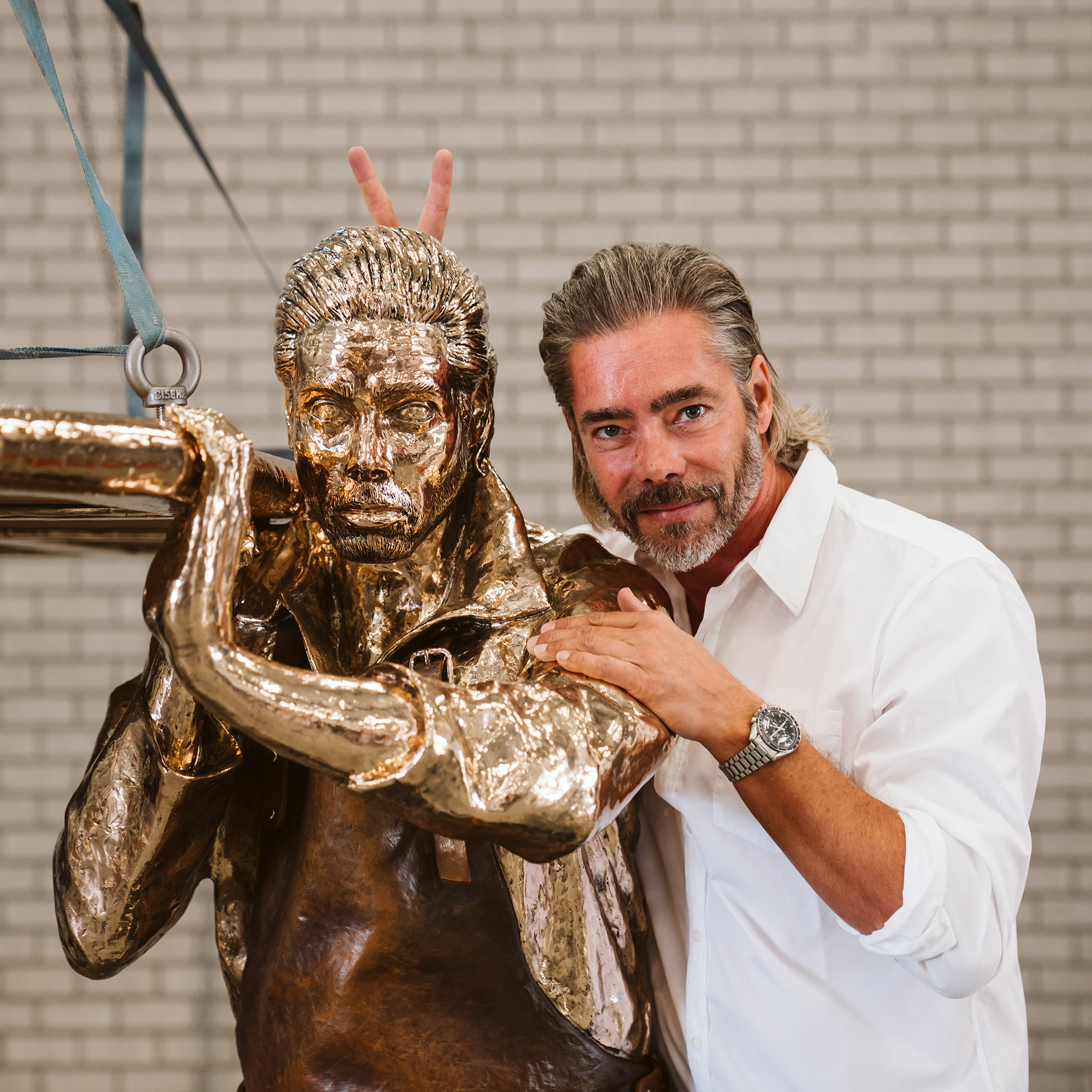 Portraitphoto Job Smeets makes at bronze statue makes rabbit ears