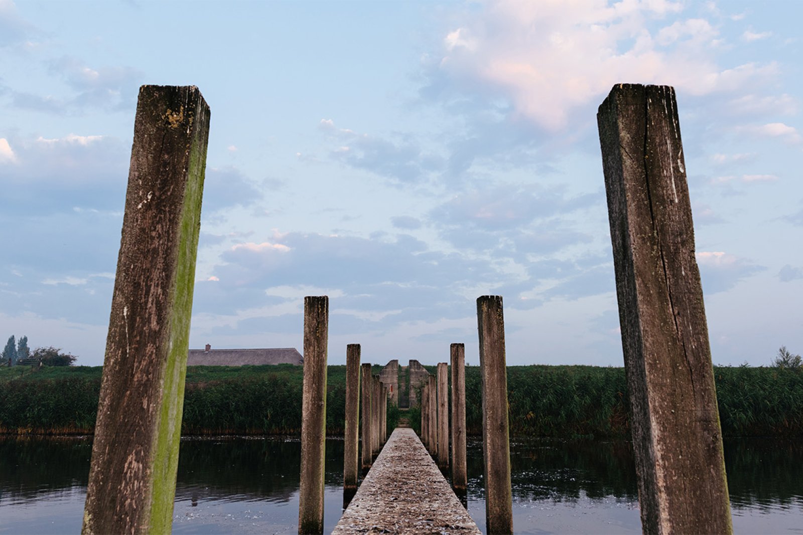 Hollandse Waterlinie jetty with wooden posts to bunker on Diefdijk