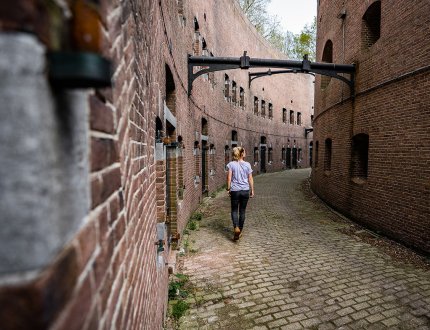 Lady looking at Hollandse Waterlinie Fort Everdingen