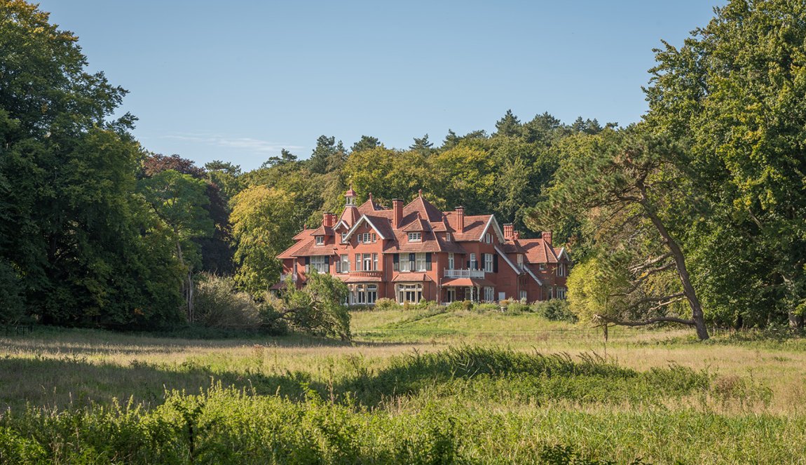 Classic red mansion in park Koningshof Zuid-Kennemerland