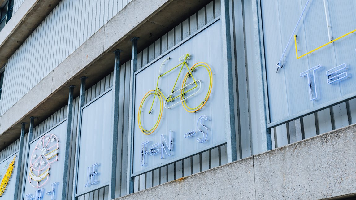 Cycle rebus on building in Utrecht