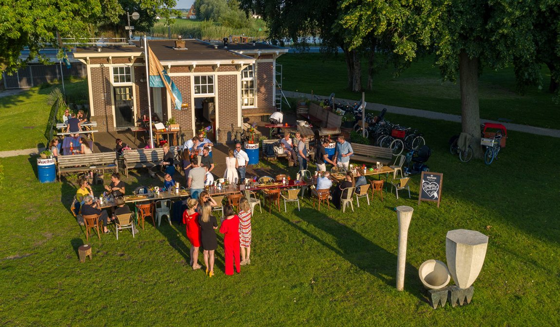 Visitors on the outdoor terrace of IJsselhuis in Gouda 