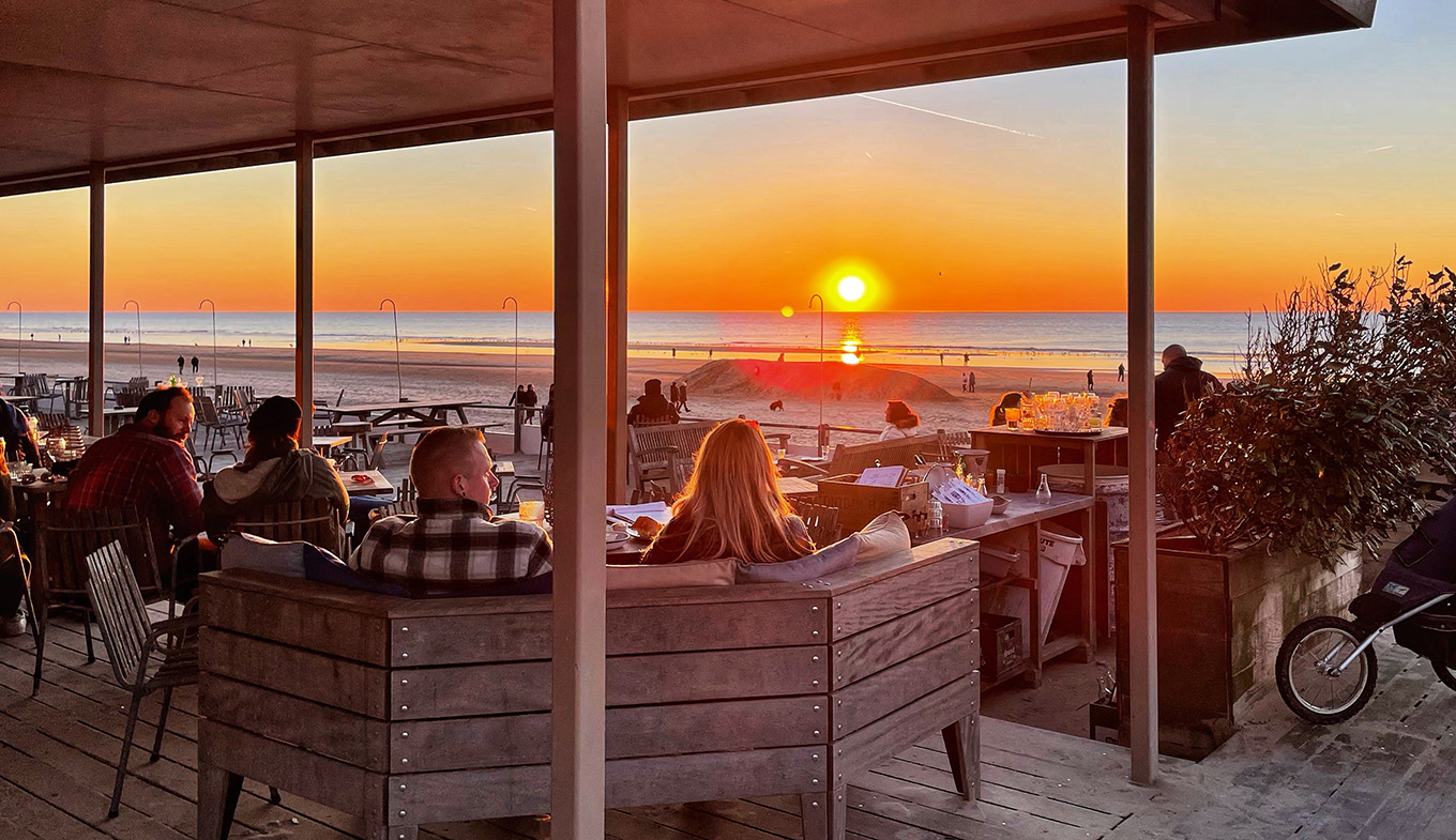 Setting sun at Tijn Akersloot seaside resort Zandvoort