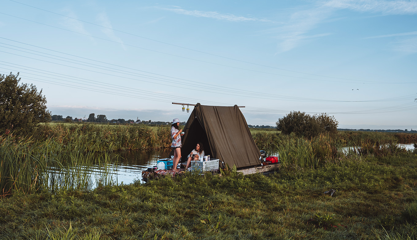 Grils enjoying camping in Flotten 